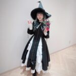 Yoshino Nanjo Instagram - 【ハロウィンナイト2023 仮装カーニバル】 DMMかりゆし水族館 2023/10/21 ⁡ ・・・ ⁡ あたくしは魔女を〜 下野さんが最初神父さんでって連絡もらってたので、白黒の衣装で合わせて前田さんが用意してくれました！ ⁡ 普段かぶる機会ないけど魔女帽はときめくよね！ いろんな魔女帽をかぶりたいのでFCかなんかでもハロウィンはイベントなり撮影なりしたら良いと思いました笑 ⁡ 造花も用意してくれてたので、マイクにくくったり、指輪につけたりしたら可愛いかも〜と提案して、アレンジしてくれました〜！ ⁡ フルウィッグも久々に用意してみました。 よくこれでフルライブしてたなぁ！！！ あつ！おも！ ⁡ メイクも、澤西さんがキラキラつけてくれたりして、可愛く仕上げてくれました🧙‍♀️✨ ⁡ 満足〜🪄 ⁡ ・・・ ⁡ 衣装 前田千佳子さん ヘアメイク @yumikasawanishi