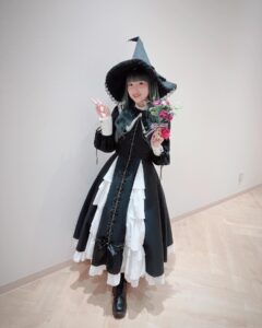 Yoshino Nanjo Instagram - 【ハロウィンナイト2023 仮装カーニバル】 DMMかりゆし水族館 2023/10/21 ⁡ ・・・ ⁡ あたくしは魔女を〜 下野さんが最初神父さんでって連絡もらってたので、白黒の衣装で合わせて前田さんが用意してくれました！ ⁡ 普段かぶる機会ないけど魔女帽はときめくよね！ いろんな魔女帽をかぶりたいのでFCかなんかでもハロウィンはイベントなり撮影なりしたら良いと思いました笑 ⁡ 造花も用意してくれてたので、マイクにくくったり、指輪につけたりしたら可愛いかも〜と提案して、アレンジしてくれました〜！ ⁡ フルウィッグも久々に用意してみました。 よくこれでフルライブしてたなぁ！！！ あつ！おも！ ⁡ メイクも、澤西さんがキラキラつけてくれたりして、可愛く仕上げてくれました🧙‍♀️✨ ⁡ 満足〜🪄 ⁡ ・・・ ⁡ 衣装 前田千佳子さん ヘアメイク @yumikasawanishi