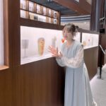 Yoshino Nanjo Instagram - BARTENDER’S BAR HIBIYA 東京ミッドタウン日比谷 アトリウム ⁡ ・・・ ⁡ 5/30〜6/3までの限定で、アニメバーテンダー作中に登場するカクテルなども楽しめるポップアップバーが開催中です🍸✨ ⁡ こちらのオープニングイベントに参加させていただきました！ ⁡ 作中のシーンや、カクテルのアクスタ（！）なども展示されていて、カクテルはもちろん雰囲気も楽しめるバーとなっていました！ ⁡ オープンスペースで、上の階からは中の様子も見られるので、バーに入る勇気がない‥！というバー初心者さんでも入りやすいんじゃないかなと思いました！ ⁡ 詳しくはアニメバーテンダーの公式サイトなどでチェックしてみてください🥳 ⁡ ⁡ 衣装は美和ちゃんがいつも着ている水色のスーツを意識して水色カラーのワンピースにしてみました〜！ ⁡ ⁡ ・・・ ⁡ ヘアメイク 北川恵さん スタイリスト 前田千佳子さん