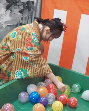 Yoshino Nanjo Instagram - 【ANIMAX MUSIX 2023】その3
横浜アリーナ
2023/11/18
⁡
・・・
⁡
今回は祭りがテーマということで、楽屋周りにたくさんアクティビティが用意されてました！
⁡
わたしは的屋とヨーヨー釣りをしましたよ！
⁡
ゲーム好きとしてはちゃんとエイム合わせなければ‥としっかり一等（たぶん一等）当ててきました！
⁡
あの駄菓子屋さんとかでよく見る、フルーツの絵が描いてある風船ガムに当てるとこのヨコアリくんぬいぐるみがもらえるっちゅールールでした！
⁡
まあでも普段はエイムいらないキャラしかやらんので、これを機にエイムキャラもやっていきたいです！うそです！むり！
⁡
⁡
ヨーヨー釣りは、2回やらせてくれました！笑
とれて良かったです！
⁡
欲しい色より、とりやすそうなもの狙っていくあたり、変なとこで負けず嫌いだなと我ながら思いました！
⁡
⁡
そして準備中のお写真も‥。
今回の写真たちは、NBC上田さんが撮ってくれましたよ〜！オフショット良き〜！
⁡
⁡
・・・
⁡
ヘアメイク 北川恵さん（クララシステム）
衣装 前田千佳子さん