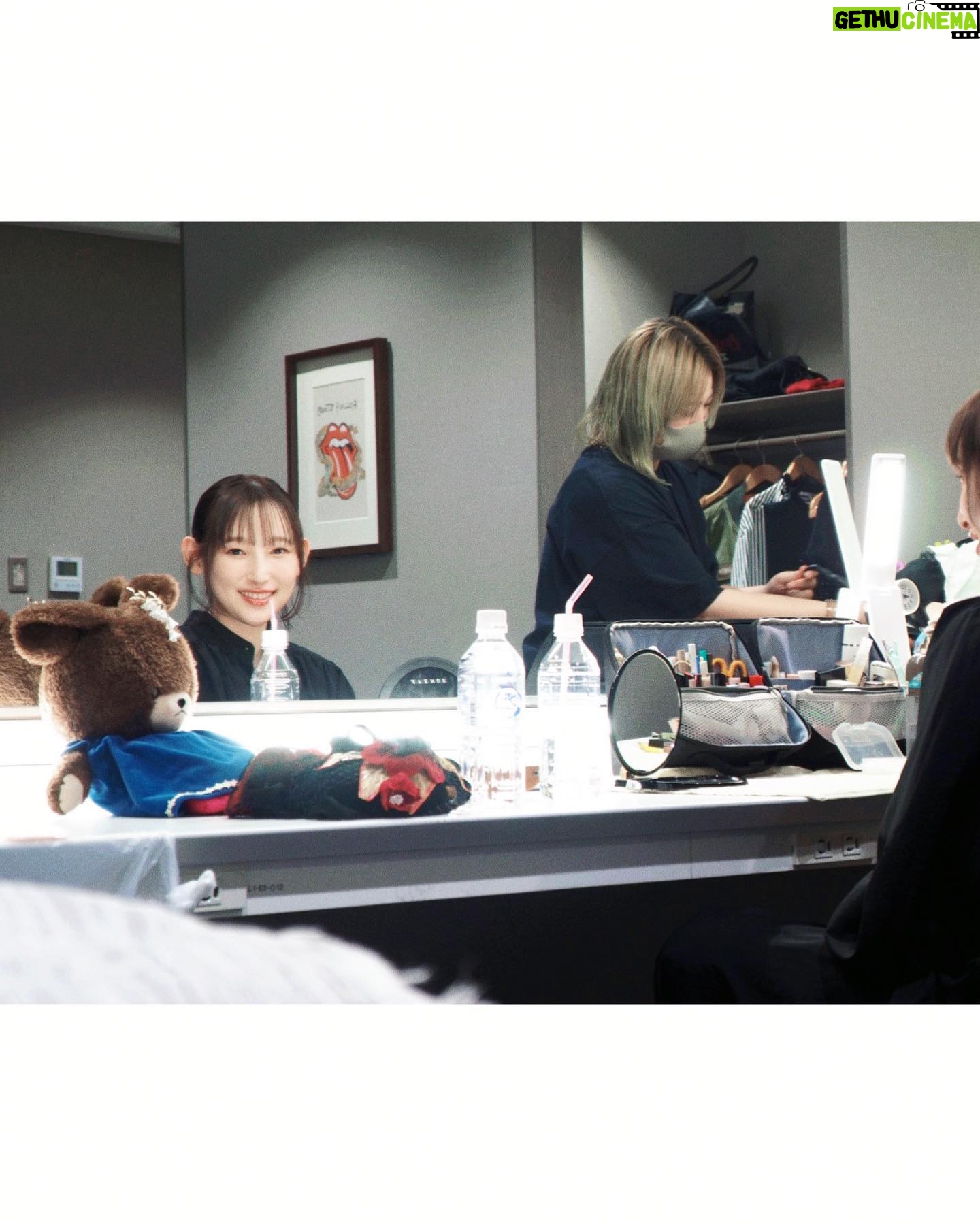Yoshino Nanjo Instagram - 【ANIMAX MUSIX 2023】その3 横浜アリーナ 2023/11/18 ・・・ 今回は祭りがテーマということで、楽屋周りにたくさんアクティビティが用意されてました! わたしは的屋とヨーヨー釣りをしましたよ! ゲーム好きとしてはちゃんとエイム合わせなければ‥としっかり一等(たぶん一等)当ててきました! あの駄菓子屋さんとかでよく見る、フルーツの絵が描いてある風船ガムに当てるとこのヨコアリくんぬいぐるみがもらえるっちゅールールでした! まあでも普段はエイムいらないキャラしかやらんので、これを機にエイムキャラもやっていきたいです!うそです!むり! ヨーヨー釣りは、2回やらせてくれました!笑 とれて良かったです! 欲しい色より、とりやすそうなもの狙っていくあたり、変なとこで負けず嫌いだなと我ながら思いました! そして準備中のお写真も‥。 今回の写真たちは、NBC上田さんが撮ってくれましたよ〜!オフショット良き〜! ・・・ ヘアメイク 北川恵さん(クララシステム) 衣装 前田千佳子さん