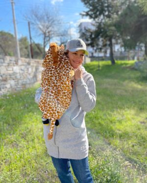 Youlika Skafida Instagram - Οι πρώτες μου απόκριες:
Ντύθηκα καμηλοπάρδαλη και δεινόσαυρος
Πέταξα αετό(Για λίγο…Η μαμά είπε ότι δε μπορούσε να τρέξει γιατί είχε κουραστεί από τον ημιμαραθώνιο.)
Έφαγα-επειδή τρώω ό,τι τρώει η μαμά-για πρώτη φορά χαλβά και μου άρεσε πολύ.
Ήθελα να δοκιμάσω και κρασί για το καλό αλλά η μαμά έλεγε συνεχώς ότι δεν πίνει 😒  #αποκριες #χαρταετος #apokries #καρναβαλι