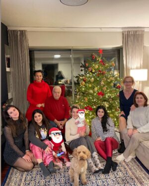 Youlika Skafida Instagram - Τα πρώτα μου Χριστούγεννα 🎄
Κοιμήθηκα πολύ (μόνο εγώ κανένας άλλος)
Ήπια πολύ γάλα
Έκλαψα λιγάκι
Γνώρισα τις ξαδερφές μου 
Έβαλα πιπίλα
Και έβγαλα πολλές φωτογραφίες!
Ήταν πολύ όμορφα!Καλή χρόνια,υγεία,αγάπη και χαρές!
#MyFirstChristmas #newborn #HappyNewYear