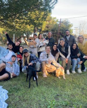 Youlika Skafida Instagram - Οι πρώτες μου απόκριες:
Ντύθηκα καμηλοπάρδαλη και δεινόσαυρος
Πέταξα αετό(Για λίγο…Η μαμά είπε ότι δε μπορούσε να τρέξει γιατί είχε κουραστεί από τον ημιμαραθώνιο.)
Έφαγα-επειδή τρώω ό,τι τρώει η μαμά-για πρώτη φορά χαλβά και μου άρεσε πολύ.
Ήθελα να δοκιμάσω και κρασί για το καλό αλλά η μαμά έλεγε συνεχώς ότι δεν πίνει 😒  #αποκριες #χαρταετος #apokries #καρναβαλι