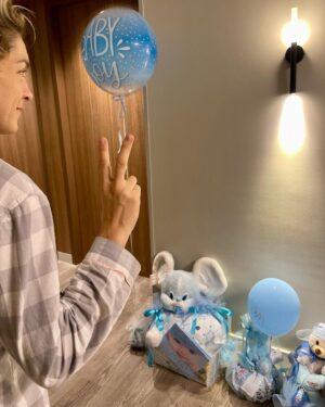 Youlika Skafida Instagram - Επιστρέφουμε σπίτι 👶🧳
Με τη βαλίτσα μας γεμάτη αγάπη, χαρά και ευγνωμοσύνη.
Για όλα.
Για όλα όσα μαγικά συνέβησαν τους τελευταίους 9 μήνες και όλα τα μαγικά που θα συμβούν όσο ο χρόνος θα κυλάει.
Ένα μεγάλο ευχαριστώ στους γιατρούς μου @makrakisivf και @vassilikipapagianni που τα έκαναν όλα να φαίνονται τόσο εύκολα και όμορφα και απλά.
(Το επόμενο μας στοίχημα @makrakisivf είναι να τρέξουμε τον ημιμαραθώνιο της Αθήνας κάτω από 2 ώρες 🧑🏻‍⚕️🏃‍♀️). Στη μαία μας @nansigolemi που ήταν ουσιαστικά δίπλα μας όλους αυτούς τους μήνες και έχει πάντα το κινητό ανοιχτό📞
Και φυσικά ένα μεγάλο ευχαριστώ στο μαιευτήριο @mitera.gr και σε όλο το προσωπικό για την αγάπη και τη στήριξη, που έκανε την εμπειρία αυτής της γέννας μοναδική.
Πόση χαρά και αγάπη μοίρασε ένα μωρό, ποτέ μου δεν το είχα φανταστεί!
🙏👶
#Mitera #HHG #babyboy #motherhood #motherhoodjourney