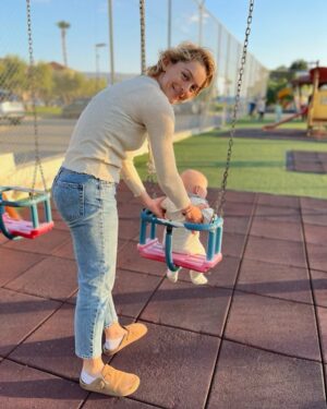 Youlika Skafida Instagram - Η μαμά γιορτάζει σήμερα και μου έκανε δώρο τις πρώτες μου κούνιες!
Συνήθως το δώρο το κάνουν σε αυτόν που γιορτάζει ειπε αλλά έκανε εξαίρεση γιατί είναι η πρώτη της γιορτή μαζί μου!👶❤️