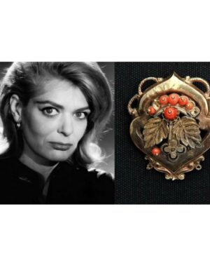 Youlika Skafida Instagram - Σαν σήμερα πριν 10 χρόνια μου απονεμήθηκε το θεατρικό βραβείο  Μελίνα Μερκούρη.
Είχα την χαρά και την τιμή να κρατήσω για ένα χρόνο την καρφίτσα της Μελίνας Μερκούρη. Ένα χρόνο μετά την παρέδωσα με τη σειρά μου στην επόμενη νικήτρια, την Λένα Δροσάκη. Έγραψα το παρακάτω κείμενο το προηγούμενο βράδυ της απονομής. 
Κάτι σαν αποχαιρετισμός.
«Ένας χρόνος με την καρφίτσα της Μελίνας,
Τετάρτη 8 Μαρτίου: Η επόμενη μέρα.
Κοιτάζω την καρφίτσα-επιβράβευση της μικρής μου θεατρικής πορείας και νιώθω χαρούμενη και τυχερή. Για όλα.
«Το θαύμα αν δεν το μοιραστείς είναι σα να σμην υπήρξε» θυμάμαι διάβασα κάποτε και παίρνω την απόφαση να κρατήσω την πολύτιμη καρφίτσα στο σπίτι, στη στη βιβλιοθήκη, πίσω από το τζάμι, μισοκρυμμένη.
Οι μέρες περνούν. Ο απόηχος της βράβευσης καταλαγιάζει, οι πρόβες ξαναρχίζουν. Η αγαπημένη καρφίτσα της Μελίνας παραμένει στη βιβλιοθήκη, την τσεκάρω κάθε βράδυ...Πέρα από το αίσθημα ευθύνης που έχω απέναντί της δε νιώθω τίποτε άλλο. Δεν έχω ακόμα συνειδητοποιήσει την «ουσία» της.
Κι έρχεται ξαφνικά ένα βράδυ απ’αυτά τα μελαγχολικά που νιώθεις ότι τίποτα δεν έχει πάει καλά, που νιώθεις την πίστη σου να σ’εγκαταλείπει...Ανοίγω την πόρτα της βιβλιοθήκης, τσεκάρω την καρφίτσα όπως κάθε μέρα. Είναι ‘κει. Απόψε όμως κάτι έχει αλλάξει. Την κοιτώ. Σα να’ναι η πρώτη φορά. Την τοποθετώ στο γραφείο. Την περιεργάζομαι. Συλλογίζομαι τη μέρα που πέρασε, την πρόβα που δε λειτούργησε. Η ώρα περνάει. Μέσα στη σιωπή, η ενέργεια της καρφίτσας έχει κατακλύσει μεταφυσικά όλο το χώρο. Εισπνέω μυρωδιές πίστης και αισιοδοξίας για την επόμενη μέρα που έρχεται, νιώθω δυνατή! Η μυστικιστική αυτή επαφή αλλάζει τη σχέση μου μαζί της. Βρήκα την ουσία! Οι πρόβες τελειώνουν, οι παραστάσεις ξεκινούν, καινούργιες πρόβες εν όψει...”Το θέατρο θέλει γερό στομάχι” θυμάμαι να λένε οι καθηγητές μου στη σχολή.»Το θέατρο θέλει παρηγοριές» λέω εγώ και ανοίγω ξανά και ξανά τη γυάλινη πόρτα της βιβλιοθήκης.Η καρφίτσα θα’ναι κει για μένα κάθε φορά που θα τη χρειαστώ, θα γίνει η συντροφιά μου στις δύσκολες και αδιέξοδες μέρες .Ένας φίλος για τους επόμενους μήνες. Θα με τροφοδοτεί με πίστη και θα μου δίνει δύναμη να συνεχίσω. (Συνέχεια στα σχόλια)