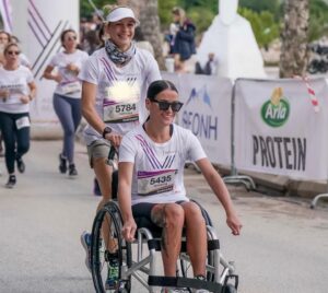 Youlika Skafida Instagram - “Το κορίτσι στο αμαξίδιο που πίστευε πως δε μπορεί ή πόσοι φίλοι χωράνε σε έναν Μαραθώνιο.”

Με τη φίλη μου την Ποθητή Στις 13 Νοεμβρίου θα τρέξουμε τον αυθεντικό Μαραθώνιο της Αθήνας. Σκεφτήκαμε πως είναι μια ωραία μέρα που η πόλη είναι άδεια από αυτοκίνητα και  οι άνθρωποι έχουν βγει στους δρόμους και χειροκροτούν να μεταφέρουμε ένα μήνυμα αγάπης και αλληλεγγύης.
Σ’ αυτήν την προσπάθεια έχουμε δίπλα μας τους δικους μας ανθρώπους που μας στηρίζουν και μας αγαπάνε αλλά και νέους φίλους όπως:
ο @faidros_panagopoulos  @525_tailormade_wheelchairs που μας αγκάλιασε και μας έδωσε αυτό το φανταστικό αμαξίδιο ειδικά σχεδιασμένο για τον σκοπό μας.
Ο @vasgero που τρέχει χρόνια με την κόρη του Μαριλένα και μας βοηθάει με την πείρα του.
Ο @apostolos_vafiadis που έχει τρέξει τον Μαραθώνιο με το δικό του αμαξίδιο και είχε παρέα τους φίλους του.Ο @marios_giannakou  που έκανε τον Μαραθώνιο της Θεσσαλονίκης αλλά ανέβηκε και μέχρι τον Όλυμπο με την @eleftheria_tosiou  ο @speedypowerman που τρέχει με την κόρη του την Αγγελική.
Επειδή το ταξίδι είναι μεγάλο ομως θέλουμε  να κάνουμε κι άλλους φίλους.
42,195 ιδανικά.
Έναν για κάθε μέτρο του Μαραθωνίου που θα τρέξουμε.
Σε κάθε αγώνα τρέχω «για όσους δε μπορούν».
Στις 13 Νοεμβρίου θα τρέξω για όσους πίστευαν πως δε μπορούν αλλά τελικά τα κατάφεραν και για τους φίλους τους που τους πήραν από το χέρι και τους έδειξαν το δρόμο.
#42195 #athensauthenticmarathon  @athensauthenticmarathon #lifeontwowheels #runners #friends #make #it #happen 📸 @karanikolas #togetherwecan #instarunners