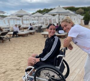 Youlika Skafida Instagram - “Το κορίτσι στο αμαξίδιο που πίστευε πως δε μπορεί ή πόσοι φίλοι χωράνε σε έναν Μαραθώνιο.”

Με τη φίλη μου την Ποθητή Στις 13 Νοεμβρίου θα τρέξουμε τον αυθεντικό Μαραθώνιο της Αθήνας. Σκεφτήκαμε πως είναι μια ωραία μέρα που η πόλη είναι άδεια από αυτοκίνητα και  οι άνθρωποι έχουν βγει στους δρόμους και χειροκροτούν να μεταφέρουμε ένα μήνυμα αγάπης και αλληλεγγύης.
Σ’ αυτήν την προσπάθεια έχουμε δίπλα μας τους δικους μας ανθρώπους που μας στηρίζουν και μας αγαπάνε αλλά και νέους φίλους όπως:
ο @faidros_panagopoulos  @525_tailormade_wheelchairs που μας αγκάλιασε και μας έδωσε αυτό το φανταστικό αμαξίδιο ειδικά σχεδιασμένο για τον σκοπό μας.
Ο @vasgero που τρέχει χρόνια με την κόρη του Μαριλένα και μας βοηθάει με την πείρα του.
Ο @apostolos_vafiadis που έχει τρέξει τον Μαραθώνιο με το δικό του αμαξίδιο και είχε παρέα τους φίλους του.Ο @marios_giannakou  που έκανε τον Μαραθώνιο της Θεσσαλονίκης αλλά ανέβηκε και μέχρι τον Όλυμπο με την @eleftheria_tosiou  ο @speedypowerman που τρέχει με την κόρη του την Αγγελική.
Επειδή το ταξίδι είναι μεγάλο ομως θέλουμε  να κάνουμε κι άλλους φίλους.
42,195 ιδανικά.
Έναν για κάθε μέτρο του Μαραθωνίου που θα τρέξουμε.
Σε κάθε αγώνα τρέχω «για όσους δε μπορούν».
Στις 13 Νοεμβρίου θα τρέξω για όσους πίστευαν πως δε μπορούν αλλά τελικά τα κατάφεραν και για τους φίλους τους που τους πήραν από το χέρι και τους έδειξαν το δρόμο.
#42195 #athensauthenticmarathon  @athensauthenticmarathon #lifeontwowheels #runners #friends #make #it #happen 📸 @karanikolas #togetherwecan #instarunners