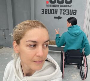 Youlika Skafida Instagram - “Το κορίτσι στο αμαξίδιο που πίστευε πως δε μπορεί ή πόσοι φίλοι χωράνε σε έναν Μαραθώνιο.”

Με τη φίλη μου την Ποθητή Στις 13 Νοεμβρίου θα τρέξουμε τον αυθεντικό Μαραθώνιο της Αθήνας. Σκεφτήκαμε πως είναι μια ωραία μέρα που η πόλη είναι άδεια από αυτοκίνητα και  οι άνθρωποι έχουν βγει στους δρόμους και χειροκροτούν να μεταφέρουμε ένα μήνυμα αγάπης και αλληλεγγύης.
Σ’ αυτήν την προσπάθεια έχουμε δίπλα μας τους δικους μας ανθρώπους που μας στηρίζουν και μας αγαπάνε αλλά και νέους φίλους όπως:
ο @faidros_panagopoulos  @525_tailormade_wheelchairs που μας αγκάλιασε και μας έδωσε αυτό το φανταστικό αμαξίδιο ειδικά σχεδιασμένο για τον σκοπό μας.
Ο @vasgero που τρέχει χρόνια με την κόρη του Μαριλένα και μας βοηθάει με την πείρα του.
Ο @apostolos_vafiadis που έχει τρέξει τον Μαραθώνιο με το δικό του αμαξίδιο και είχε παρέα τους φίλους του.Ο @marios_giannakou  που έκανε τον Μαραθώνιο της Θεσσαλονίκης αλλά ανέβηκε και μέχρι τον Όλυμπο με την @eleftheria_tosiou  ο @speedypowerman που τρέχει με την κόρη του την Αγγελική.
Επειδή το ταξίδι είναι μεγάλο ομως θέλουμε  να κάνουμε κι άλλους φίλους.
42,195 ιδανικά.
Έναν για κάθε μέτρο του Μαραθωνίου που θα τρέξουμε.
Σε κάθε αγώνα τρέχω «για όσους δε μπορούν».
Στις 13 Νοεμβρίου θα τρέξω για όσους πίστευαν πως δε μπορούν αλλά τελικά τα κατάφεραν και για τους φίλους τους που τους πήραν από το χέρι και τους έδειξαν το δρόμο.
#42195 #athensauthenticmarathon  @athensauthenticmarathon #lifeontwowheels #runners #friends #make #it #happen 📸 @karanikolas #togetherwecan #instarunners