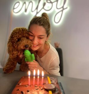Youlika Skafida Instagram - Γενέθλια σήμερα και μεγάλη χαρά για τη χθεσινή μας πρεμιέρα!
12 Χρόνια μετά συναντηθήκαμε ξανα και ήταν όλα εκεί! 
Είναι δείγμα ευτυχίας άραγε τα χρόνια που περνάνε χωρίς να σε τρομάζουν;
#birthdaygirl #enjoylife
#MiaNyxtaTouAugoustou