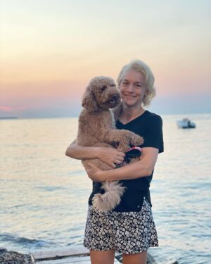 Youlika Skafida Instagram - Όσα ηλιοβασιλέματα προλαβαίνουμε ακόμα!
🧸👧🌅 #September #sunsetlovers  #poodle  #poodlesofinstagram