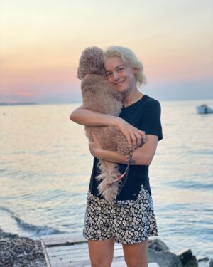 Youlika Skafida Instagram - Όσα ηλιοβασιλέματα προλαβαίνουμε ακόμα!
🧸👧🌅 #September #sunsetlovers  #poodle  #poodlesofinstagram