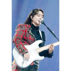 Younha Instagram - #스물 🎸🤟🏻