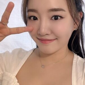 Younha Instagram - 오랜만에 지하실을 탈출하여 상명대에 다녀왔읍니다!
그런데 엄청 오랜만인줄 알았더니 2개월만의 무대였다고..? 퓨퓨; 2년만인줄!!☺️❤️