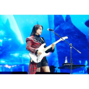 Younha Instagram - #스물 🎸🤟🏻