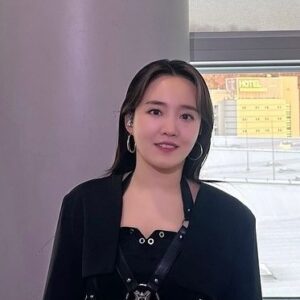 Younha Instagram - 영원같던 스무살 어느날 사랑하는 우리팀과 최고의 관객과 함께한 전국투어 #스물

대전에서는 신발이 날아가고 광주에선 지퍼가 날아가고 대구와 부산에선 빨리 달려가는 시간을 어떻게든 잡아보고 싶었네요.

당연한게 하나도 없다고 부쩍 느끼는 요즘, 우리 최고의 밴드 우리 최고의 연출 무대 조명 음향팀 우리 최고의 인터파크 우리 최고의 씨나인 우리 최고의 관객 우리 최고의.. 우리가 짱이다.. 감사합니다!!!!

이젠 혼자가 아님을 느껴요. 또 열심히 노동해서 늦지않게 앨범과 공연을 열게요. 일교차가 크니 단디 입으시고, 건강하시고, 저 잊지 마시고, 많이 웃으시면서 지내시어요!

아 그리고 팬크럽 홀릭스 추가모집 하니까 가입하셔서 선예매 혜택도 보시고, 무드등으로 홀봉도 하나 가지고 계신다면 뿌듯한 인생이 되시지 않을까 조심스레 의견 보탭니다😚🤭🎵