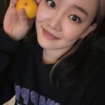 Younha Instagram - 귤의 계절입니다🍊 비오는 월요일 오전입니다 와.. 출근을 어떻게 하나