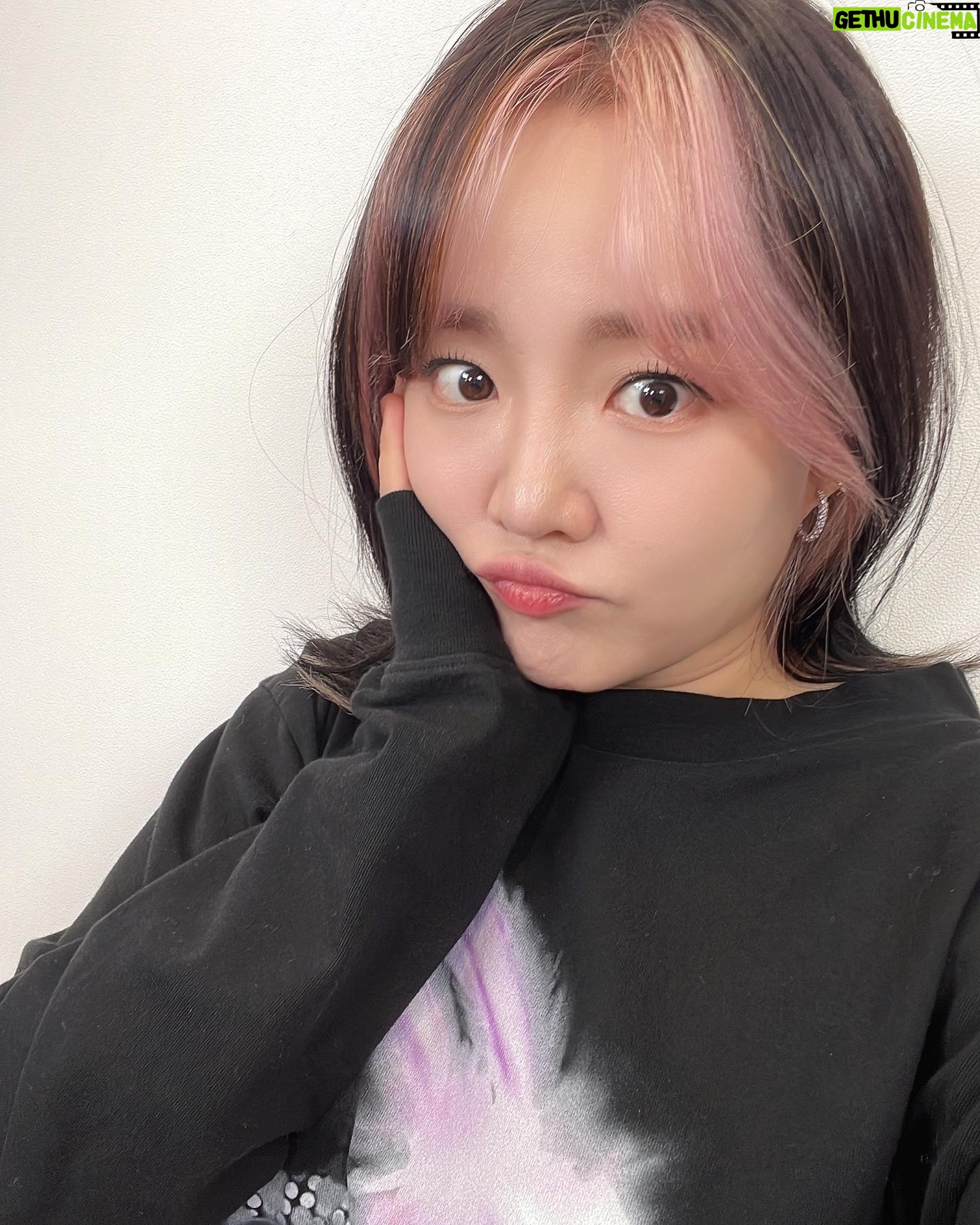 Younha Instagram - 회사에서 사진을 달랄때만 찍었더니 갑자기 필요 할 땐 사진이 없고,, 메이크업을 하면 꼭 찍어두자고 다짐을 다짐을 하는데 일단 작심2일째 입니다. 🤳🔥🔥 참 제가 뭐라고 포카를 모아주시고 감사합니다. 열심히 해 볼게요 헣
