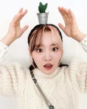 Younha Instagram - 내일부터 기념하는 락스타의 삷🎸😏🤟🏻
