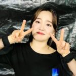 Younha Instagram - 영원같던 스무살 어느날 사랑하는 우리팀과 최고의 관객과 함께한 전국투어 #스물 대전에서는 신발이 날아가고 광주에선 지퍼가 날아가고 대구와 부산에선 빨리 달려가는 시간을 어떻게든 잡아보고 싶었네요. 당연한게 하나도 없다고 부쩍 느끼는 요즘, 우리 최고의 밴드 우리 최고의 연출 무대 조명 음향팀 우리 최고의 인터파크 우리 최고의 씨나인 우리 최고의 관객 우리 최고의.. 우리가 짱이다.. 감사합니다!!!! 이젠 혼자가 아님을 느껴요. 또 열심히 노동해서 늦지않게 앨범과 공연을 열게요. 일교차가 크니 단디 입으시고, 건강하시고, 저 잊지 마시고, 많이 웃으시면서 지내시어요! 아 그리고 팬크럽 홀릭스 추가모집 하니까 가입하셔서 선예매 혜택도 보시고, 무드등으로 홀봉도 하나 가지고 계신다면 뿌듯한 인생이 되시지 않을까 조심스레 의견 보탭니다😚🤭🎵