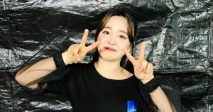 Younha Instagram - 영원같던 스무살 어느날 사랑하는 우리팀과 최고의 관객과 함께한 전국투어 #스물

대전에서는 신발이 날아가고 광주에선 지퍼가 날아가고 대구와 부산에선 빨리 달려가는 시간을 어떻게든 잡아보고 싶었네요.

당연한게 하나도 없다고 부쩍 느끼는 요즘, 우리 최고의 밴드 우리 최고의 연출 무대 조명 음향팀 우리 최고의 인터파크 우리 최고의 씨나인 우리 최고의 관객 우리 최고의.. 우리가 짱이다.. 감사합니다!!!!

이젠 혼자가 아님을 느껴요. 또 열심히 노동해서 늦지않게 앨범과 공연을 열게요. 일교차가 크니 단디 입으시고, 건강하시고, 저 잊지 마시고, 많이 웃으시면서 지내시어요!

아 그리고 팬크럽 홀릭스 추가모집 하니까 가입하셔서 선예매 혜택도 보시고, 무드등으로 홀봉도 하나 가지고 계신다면 뿌듯한 인생이 되시지 않을까 조심스레 의견 보탭니다😚🤭🎵