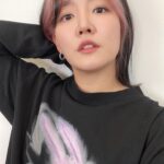 Younha Instagram - 회사에서 사진을 달랄때만 찍었더니 갑자기 필요 할 땐 사진이 없고,, 메이크업을 하면 꼭 찍어두자고 다짐을 다짐을 하는데 일단 작심2일째 입니다. 🤳🔥🔥 참 제가 뭐라고 포카를 모아주시고 감사합니다. 열심히 해 볼게요 헣
