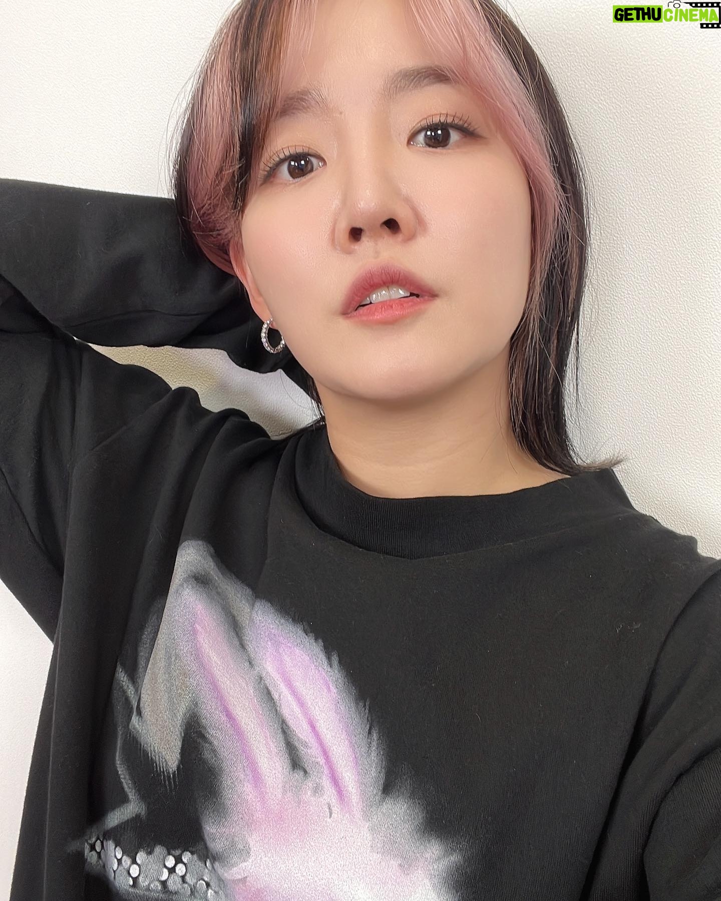 Younha Instagram - 회사에서 사진을 달랄때만 찍었더니 갑자기 필요 할 땐 사진이 없고,, 메이크업을 하면 꼭 찍어두자고 다짐을 다짐을 하는데 일단 작심2일째 입니다. 🤳🔥🔥 참 제가 뭐라고 포카를 모아주시고 감사합니다. 열심히 해 볼게요 헣