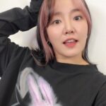 Younha Instagram - 회사에서 사진을 달랄때만 찍었더니 갑자기 필요 할 땐 사진이 없고,, 메이크업을 하면 꼭 찍어두자고 다짐을 다짐을 하는데 일단 작심2일째 입니다. 🤳🔥🔥 참 제가 뭐라고 포카를 모아주시고 감사합니다. 열심히 해 볼게요 헣