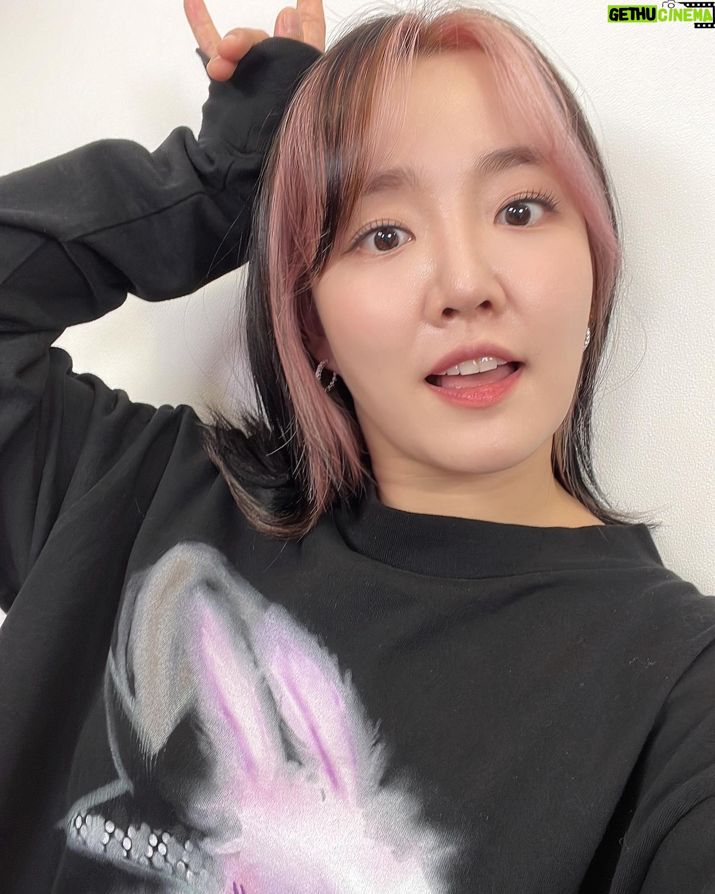 Younha Instagram - 회사에서 사진을 달랄때만 찍었더니 갑자기 필요 할 땐 사진이 없고,, 메이크업을 하면 꼭 찍어두자고 다짐을 다짐을 하는데 일단 작심2일째 입니다. 🤳🔥🔥 참 제가 뭐라고 포카를 모아주시고 감사합니다. 열심히 해 볼게요 헣