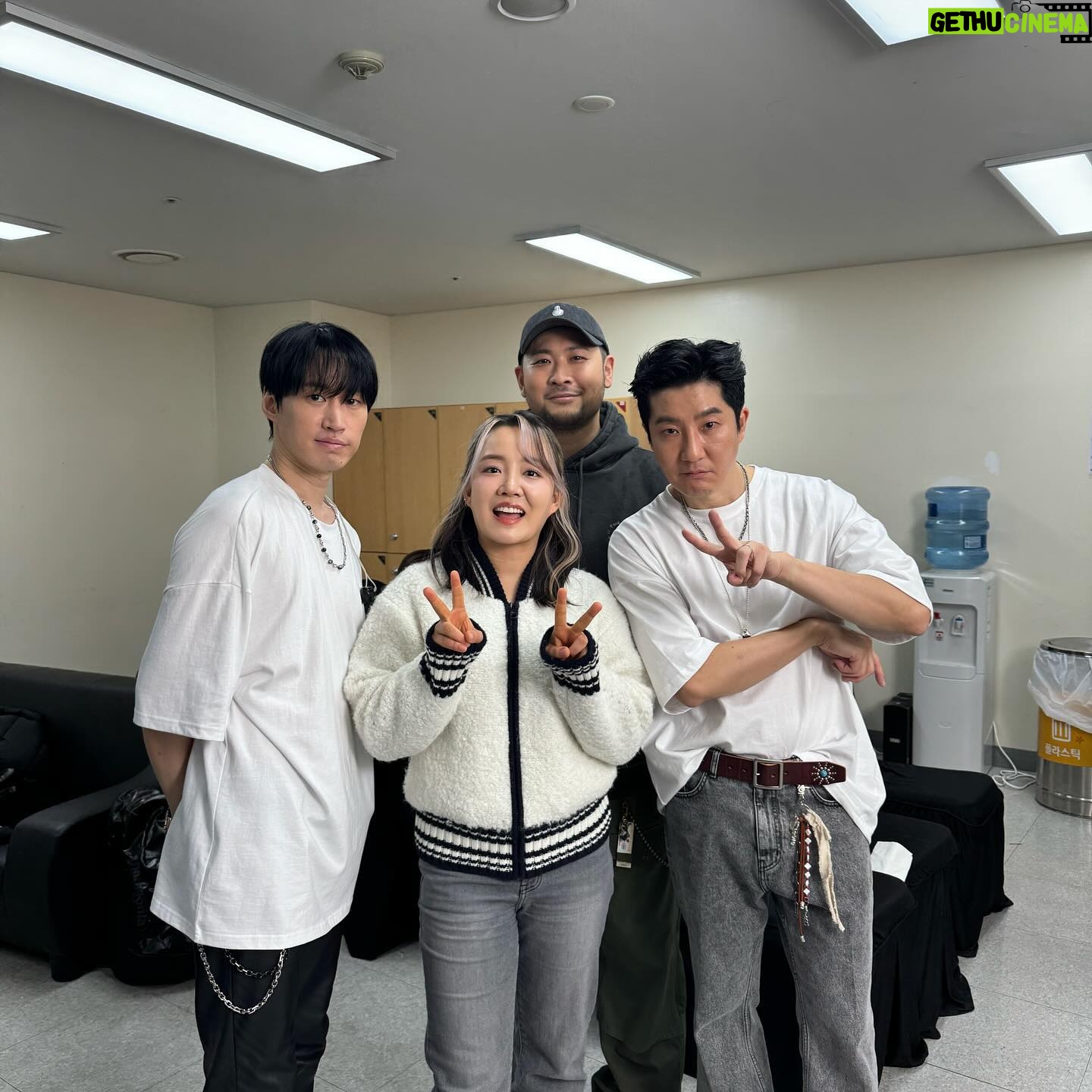 Younha Instagram - 힙합의 #애비 #에픽하이 오빠들 20주년 축하해요!!💙 저도 곧 따라갈게욧💛 #윤픽하이 #제4의멤버
