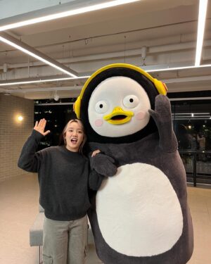 Younha Instagram - 펭귄 친구 생긴 날🐧