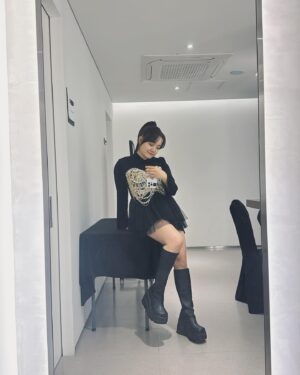 Younha Instagram - 씨나인 소속 6년이면 셀카력 는다.
@officialc9ent