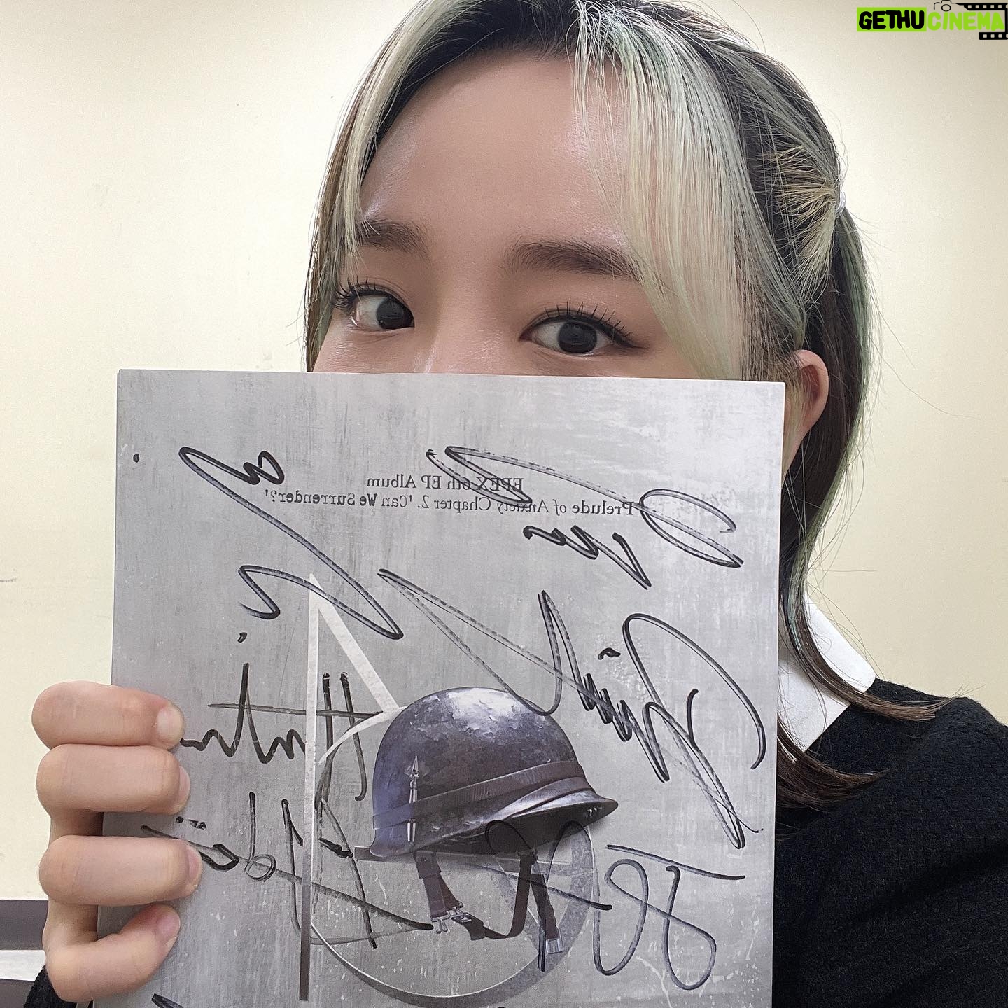Younha Instagram - @epex.official 시리즈 최종장! 불안의 서 발매됐습니다. 오늘 기자간담회 MC를 맡았는데, 누나네 고양이가 되고싶던 말랑콩떡복숭아들이 어느새 저항과 자유를 외치다니… 다음장은 청년의 이야기라니… 가슴이 웅장해집니다.🥹 #불안의서 #이펙스 #fullmetaljacket 그리고 양심이 있지 데뷔년도에 태어나놓고 누나라고 하지말랬더니 괄호 열고 누나 해줌 ㅋㅋㅋ~ 인성 뭐임^^~ 크게 될 아이돌일세~
