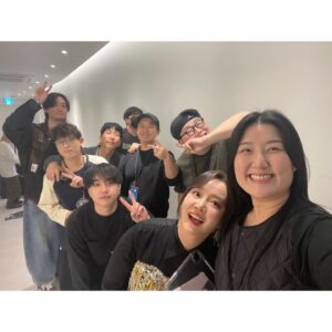 Younha Instagram - 어쩌구 저쩌다보면 맨날 일만하다 집에가니까능 요즘은 필사적 사진찍기❤️❤️❤️