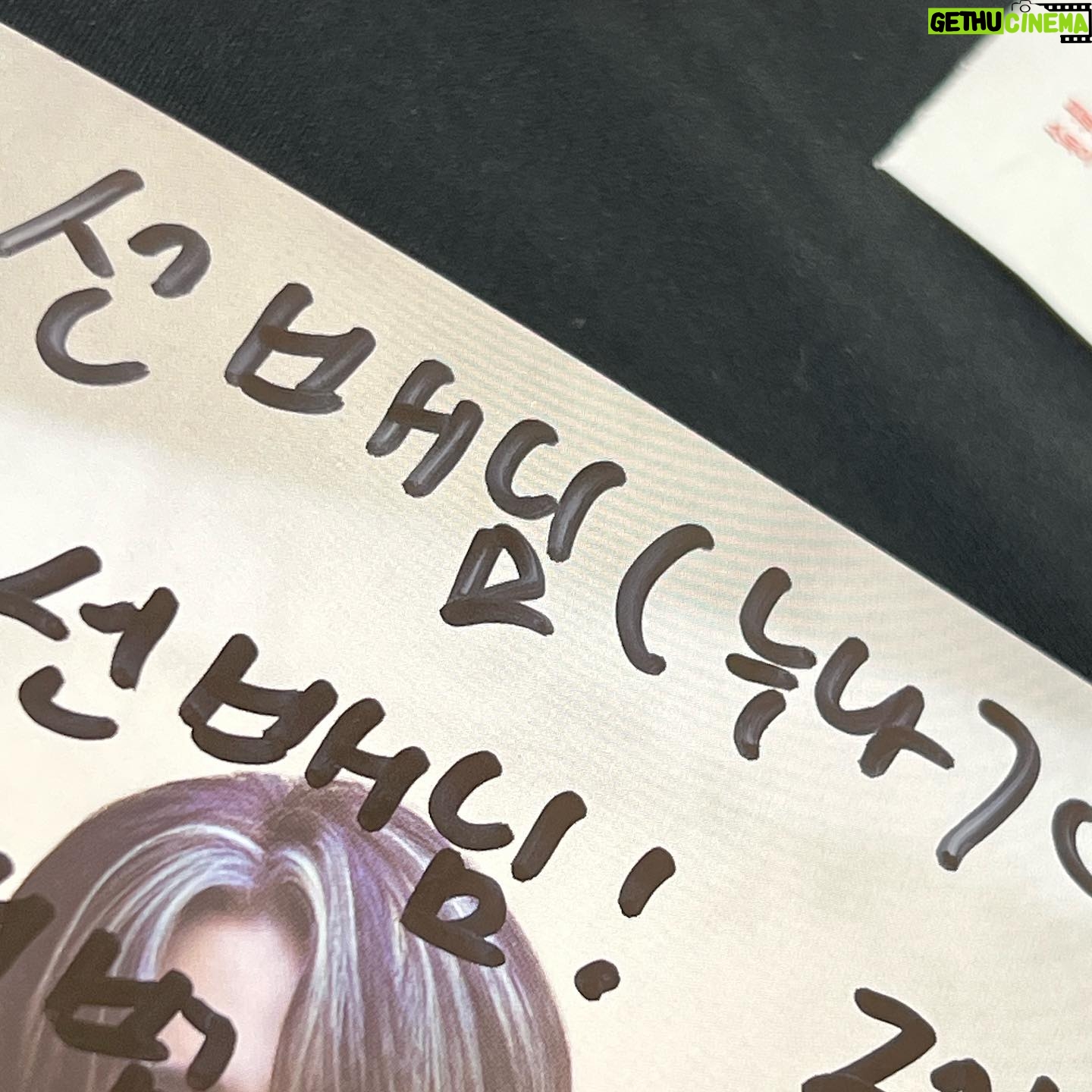 Younha Instagram - @epex.official 시리즈 최종장! 불안의 서 발매됐습니다. 오늘 기자간담회 MC를 맡았는데, 누나네 고양이가 되고싶던 말랑콩떡복숭아들이 어느새 저항과 자유를 외치다니… 다음장은 청년의 이야기라니… 가슴이 웅장해집니다.🥹 #불안의서 #이펙스 #fullmetaljacket 그리고 양심이 있지 데뷔년도에 태어나놓고 누나라고 하지말랬더니 괄호 열고 누나 해줌 ㅋㅋㅋ~ 인성 뭐임^^~ 크게 될 아이돌일세~