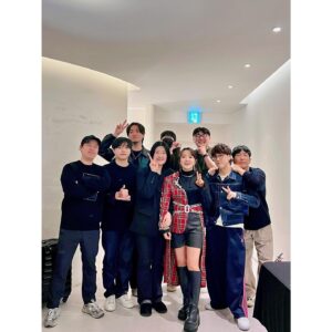Younha Instagram - 어쩌구 저쩌다보면 맨날 일만하다 집에가니까능 요즘은 필사적 사진찍기❤️❤️❤️
