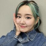 Younha Instagram - 연습실이 비어있는 김에 호다닥 들어가서 스타들만 찍는다는 거울 셀카를 찍어보았꼬🪞왠지 인스타 감이다. 홓