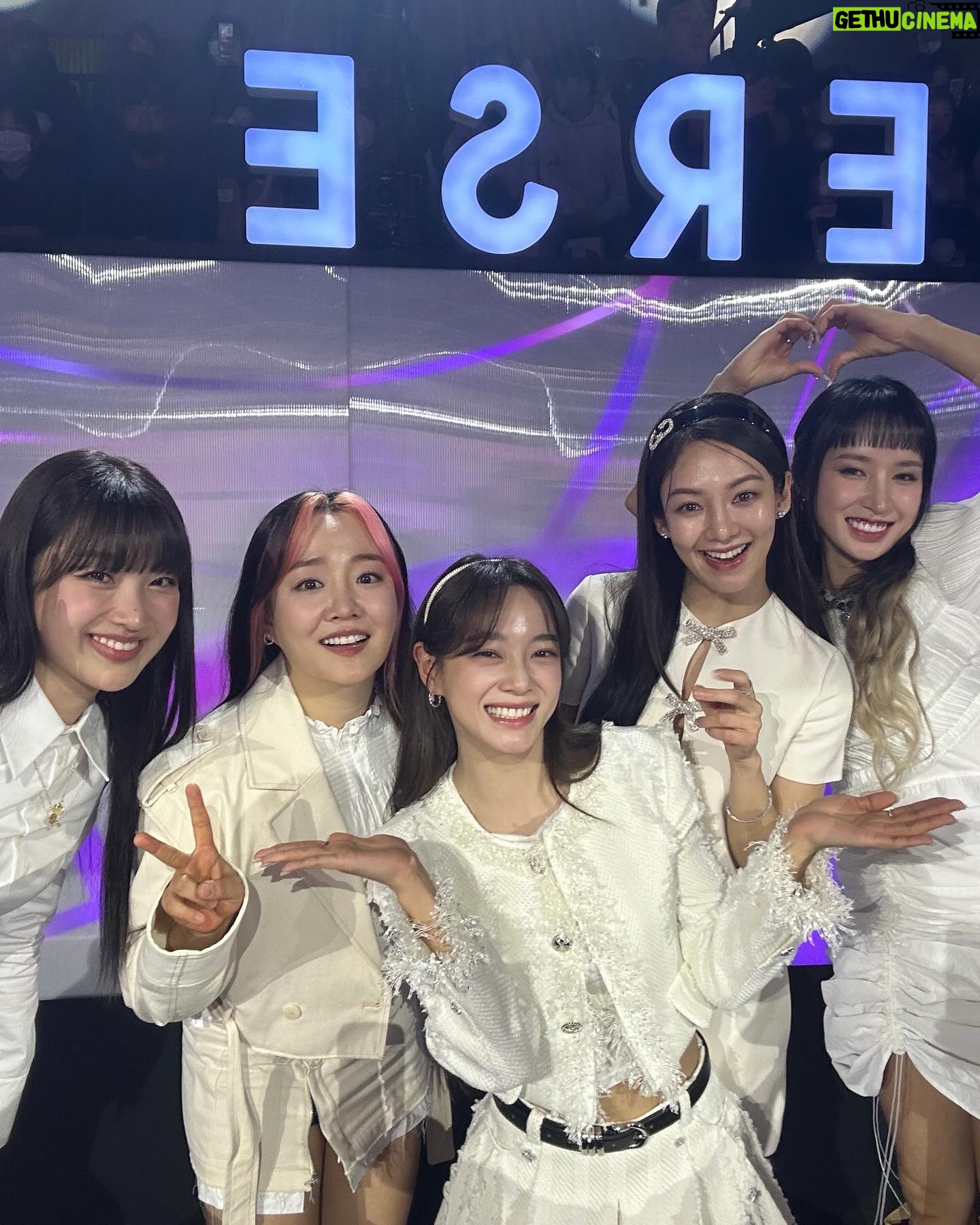 Younha - 3 Likes - 너무 늦은 감이 있지만.. ㅋㅋㅋ #유니버스티켓 ☺️🎫
세정, 효연, 리안, 아도라 님과 함께 하루하루 다른 아이들의 과정을 가까이에서 지켜보며 기뻐하고 안타까워하면서 마치 친척이 되어버린 것만 같던 기분을… (이모겠지)
각자 타이밍이 다른 것일 뿐 언젠가 아름답게 꽃피울 사람들이라는 걸 믿고, 굳세게 앞으로 나아가길!
때로는 세상이 오해하고 들러리로 만든다 해도, 그건 다음 시즌 주인공이라 어쩔 수 없는 빌드업이라는게 정설입니다.
위인전의 프롤로그를 포기하지 말아요!
여든 두명의 소녀들 모두 수고했고, #UNIS 활동도 기대합니다!