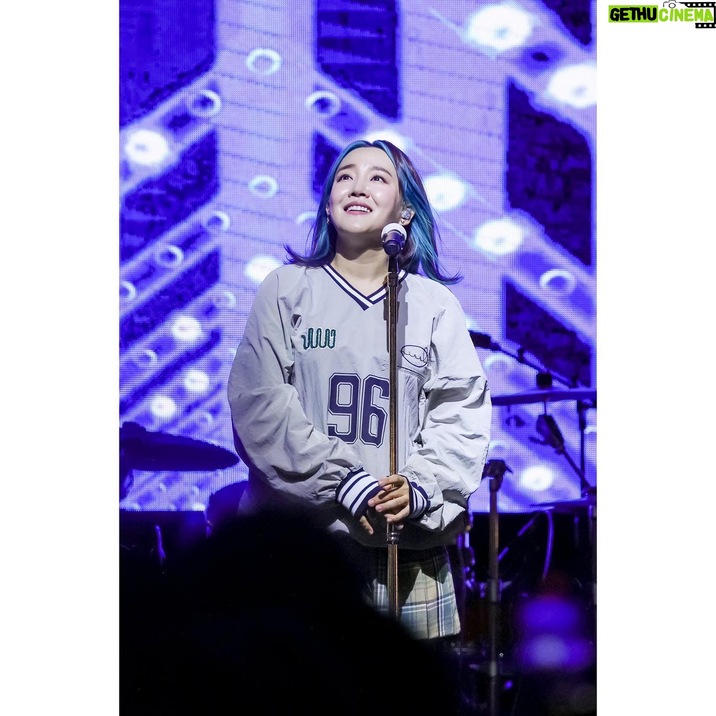 Younha Instagram - 4년만의 축제라 그런가? #홍익대학교 잘 논다… 와우 화양연화 그 자체였다🌸 또 봅시다❣️