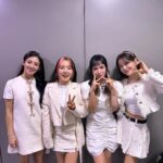 Younha Instagram - 너무 늦은 감이 있지만.. ㅋㅋㅋ #유니버스티켓 ☺️🎫 세정, 효연, 리안, 아도라 님과 함께 하루하루 다른 아이들의 과정을 가까이에서 지켜보며 기뻐하고 안타까워하면서 마치 친척이 되어버린 것만 같던 기분을… (이모겠지) 각자 타이밍이 다른 것일 뿐 언젠가 아름답게 꽃피울 사람들이라는 걸 믿고, 굳세게 앞으로 나아가길! 때로는 세상이 오해하고 들러리로 만든다 해도, 그건 다음 시즌 주인공이라 어쩔 수 없는 빌드업이라는게 정설입니다. 위인전의 프롤로그를 포기하지 말아요! 여든 두명의 소녀들 모두 수고했고, #UNIS 활동도 기대합니다!