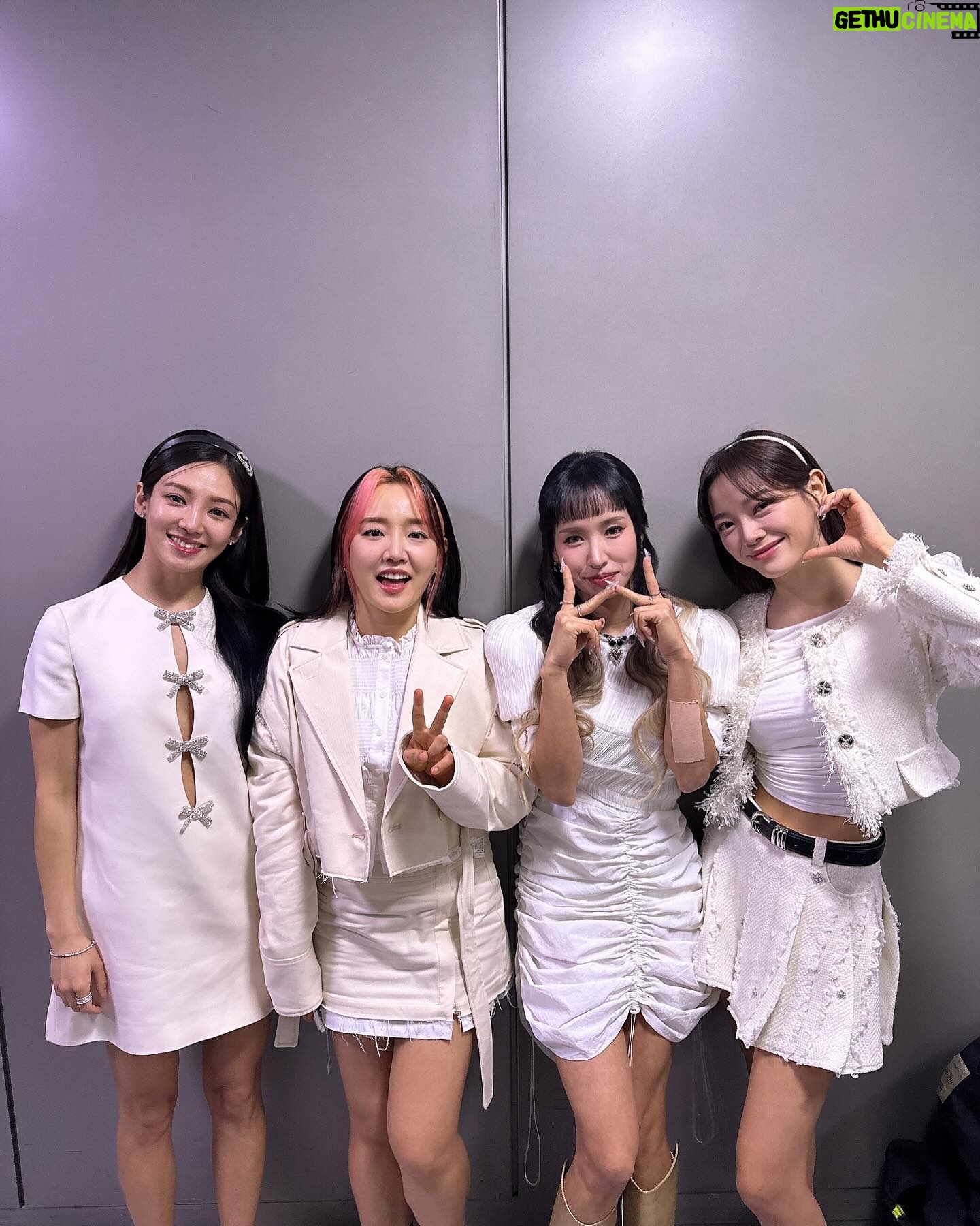 Younha - 3 Likes - 너무 늦은 감이 있지만.. ㅋㅋㅋ #유니버스티켓 ☺️🎫
세정, 효연, 리안, 아도라 님과 함께 하루하루 다른 아이들의 과정을 가까이에서 지켜보며 기뻐하고 안타까워하면서 마치 친척이 되어버린 것만 같던 기분을… (이모겠지)
각자 타이밍이 다른 것일 뿐 언젠가 아름답게 꽃피울 사람들이라는 걸 믿고, 굳세게 앞으로 나아가길!
때로는 세상이 오해하고 들러리로 만든다 해도, 그건 다음 시즌 주인공이라 어쩔 수 없는 빌드업이라는게 정설입니다.
위인전의 프롤로그를 포기하지 말아요!
여든 두명의 소녀들 모두 수고했고, #UNIS 활동도 기대합니다!
