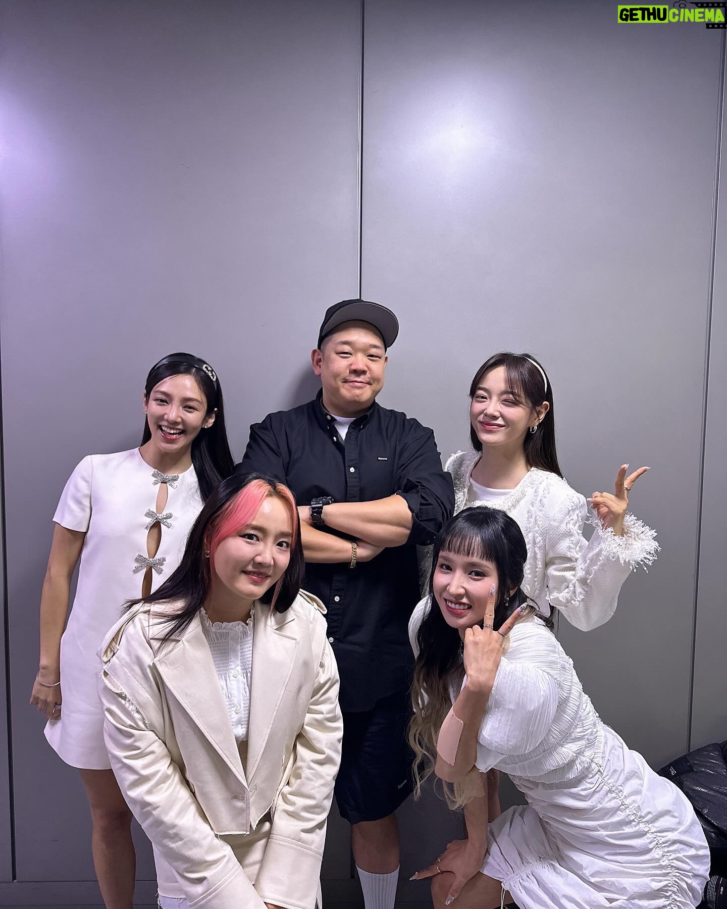 Younha - 3 Likes - 너무 늦은 감이 있지만.. ㅋㅋㅋ #유니버스티켓 ☺️🎫
세정, 효연, 리안, 아도라 님과 함께 하루하루 다른 아이들의 과정을 가까이에서 지켜보며 기뻐하고 안타까워하면서 마치 친척이 되어버린 것만 같던 기분을… (이모겠지)
각자 타이밍이 다른 것일 뿐 언젠가 아름답게 꽃피울 사람들이라는 걸 믿고, 굳세게 앞으로 나아가길!
때로는 세상이 오해하고 들러리로 만든다 해도, 그건 다음 시즌 주인공이라 어쩔 수 없는 빌드업이라는게 정설입니다.
위인전의 프롤로그를 포기하지 말아요!
여든 두명의 소녀들 모두 수고했고, #UNIS 활동도 기대합니다!