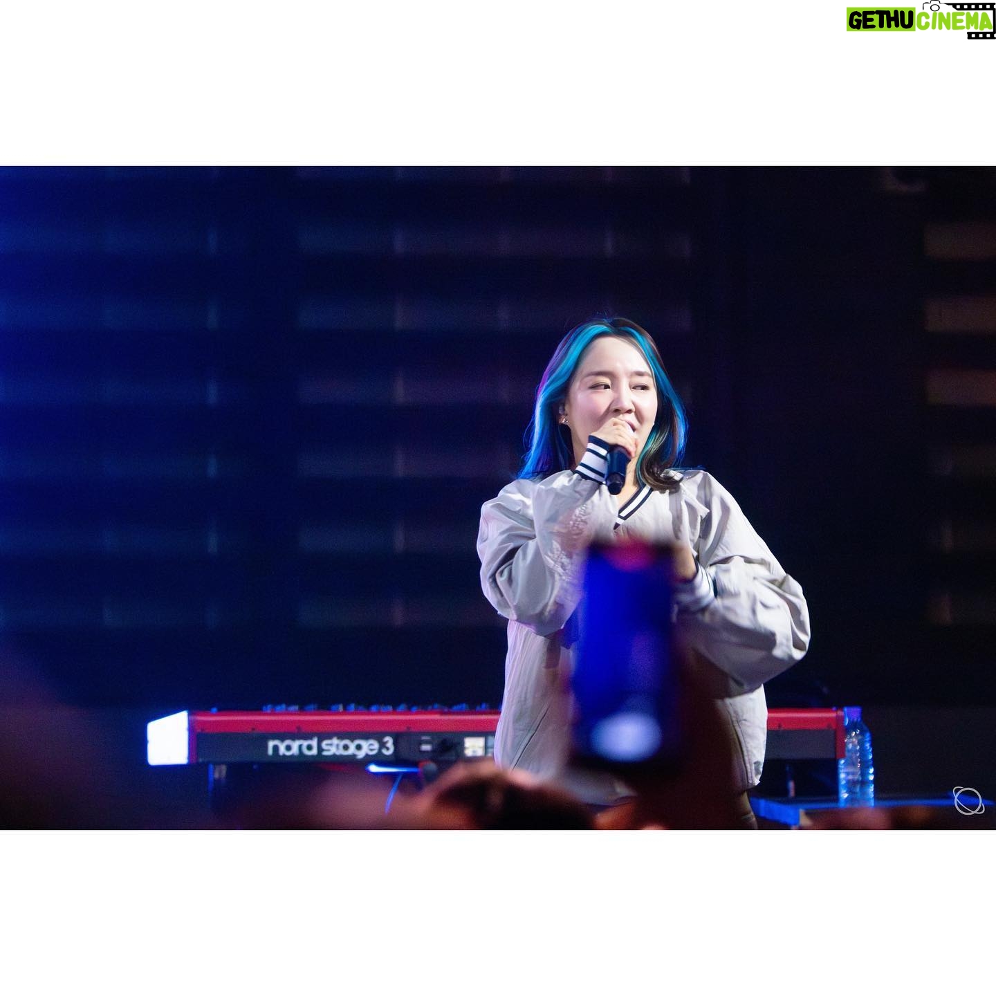 Younha Instagram - 4년만의 축제라 그런가? #홍익대학교 잘 논다… 와우 화양연화 그 자체였다🌸 또 봅시다❣️