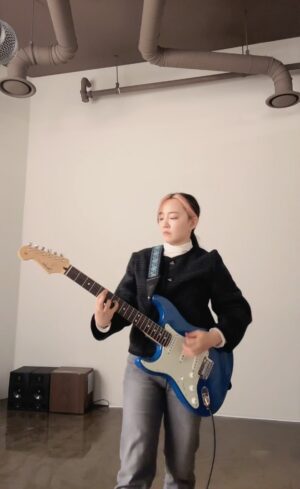 Younha Instagram - 짹을 꽂으면 소리가 나는게 너무 신기한 일린이🥹..🤟🏻
🎸🎸🎸