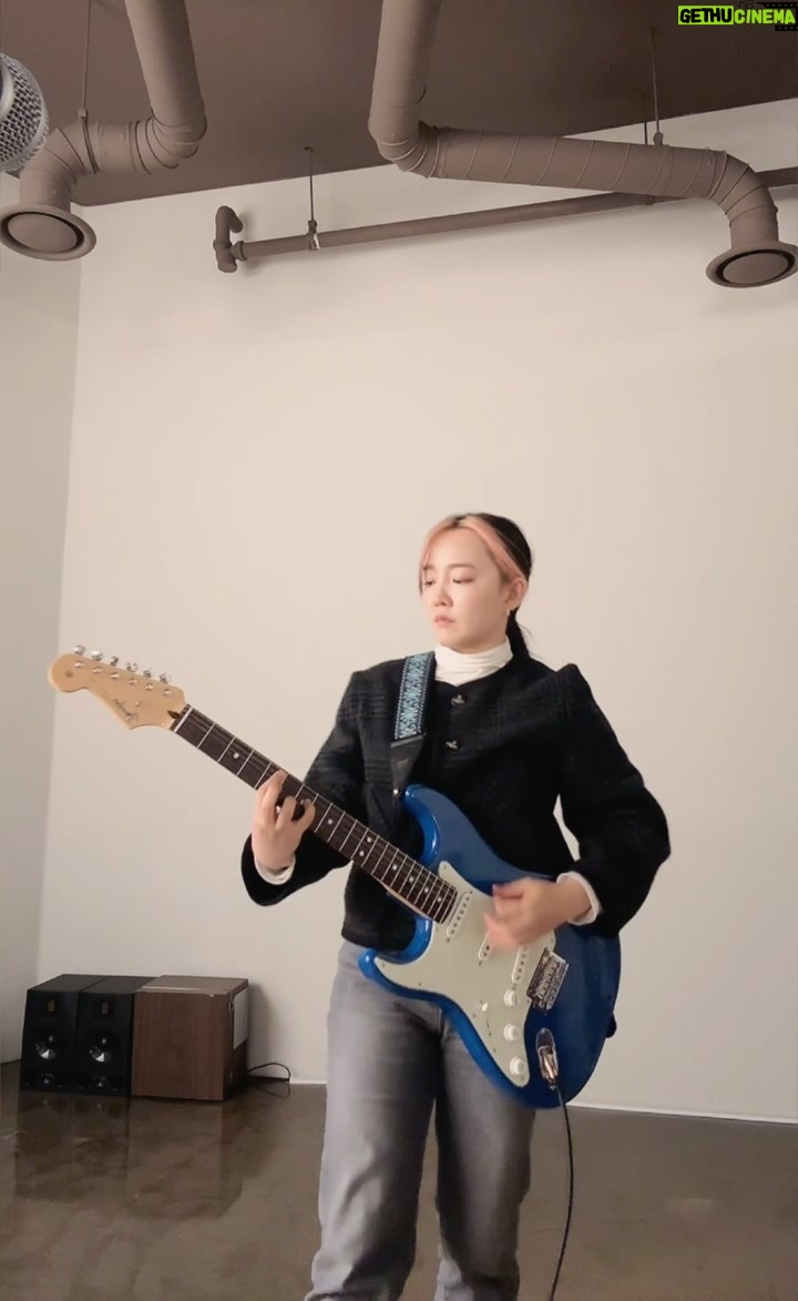 Younha - 3 Likes - 짹을 꽂으면 소리가 나는게 너무 신기한 일린이🥹..🤟🏻
🎸🎸🎸