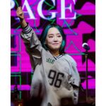 Younha Instagram - 4년만의 축제라 그런가? #홍익대학교 잘 논다… 와우 화양연화 그 자체였다🌸 또 봅시다❣️