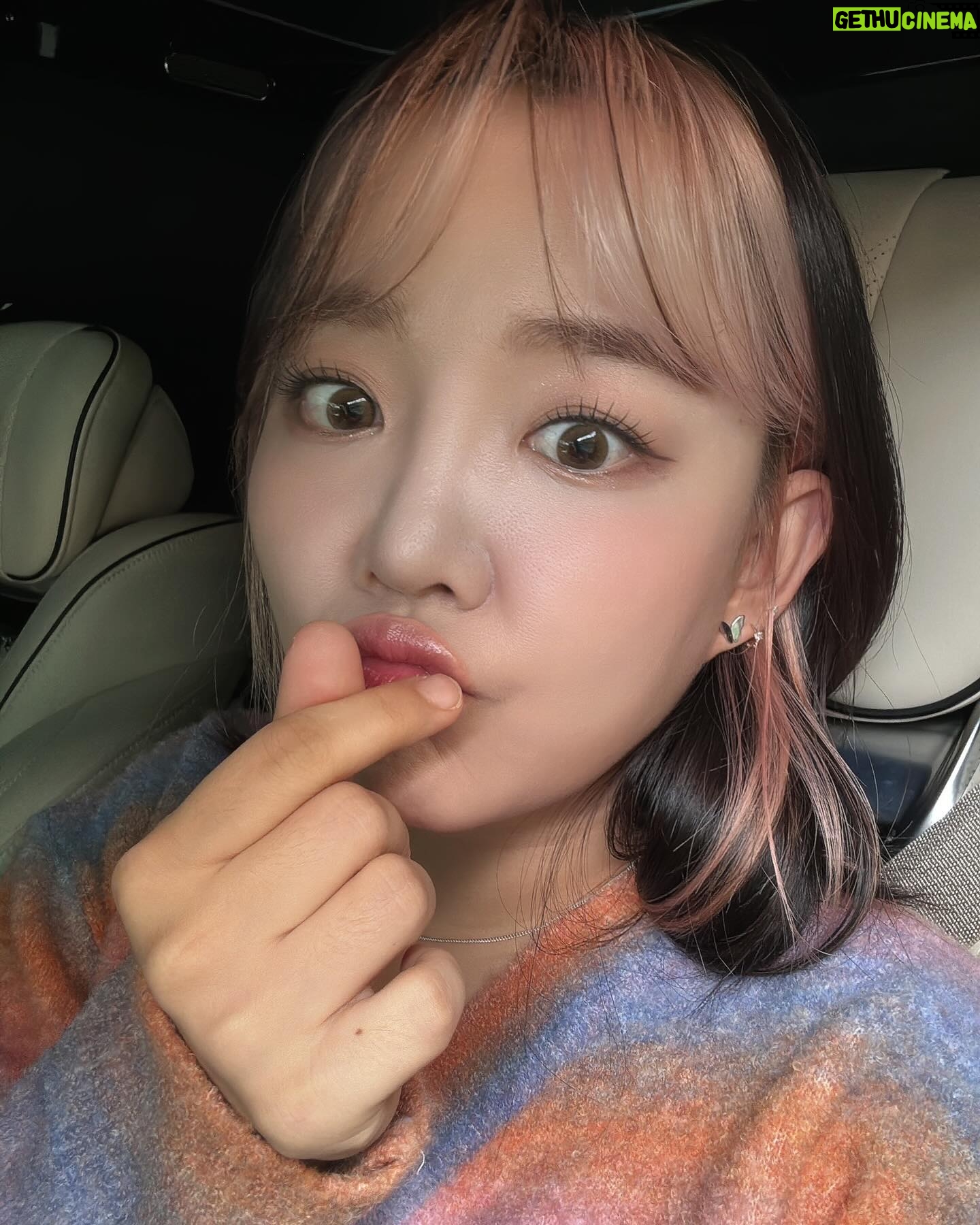 Younha Instagram - 아이돌✨과 작업자와🎹 청소부와🧹 강쥐집사와🐶 껨고인물과💻 농부와👩🌾 근육몬의💪🏻 삶을 병행하며 잘 살고 있습니다. 엇! 그 중 유니콘🦄이라는 것도 되었는데 그것은 자라나는 케이팝 꿈나무 친구들의 모습을 가장 가까이서 보고 잔소리 하는 이모새의 역할입니다만; 🪐✨유니버스 티켓에서, 돌아오는 토요일(18일) 만나보실 수 있습니다. 실은 제 코👃가 석자입니다만 아이들이 예쁘고 열심히 하니 잘 봐주세요. 📺 5번이나 6번에서 나오는 에쓰비에쓰입니다!📡