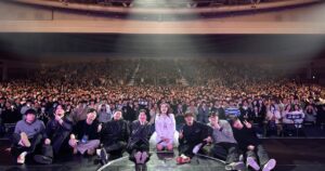 Younha Instagram - 영원같던 스무살 어느날 사랑하는 우리팀과 최고의 관객과 함께한 전국투어 #스물

대전에서는 신발이 날아가고 광주에선 지퍼가 날아가고 대구와 부산에선 빨리 달려가는 시간을 어떻게든 잡아보고 싶었네요.

당연한게 하나도 없다고 부쩍 느끼는 요즘, 우리 최고의 밴드 우리 최고의 연출 무대 조명 음향팀 우리 최고의 인터파크 우리 최고의 씨나인 우리 최고의 관객 우리 최고의.. 우리가 짱이다.. 감사합니다!!!!

이젠 혼자가 아님을 느껴요. 또 열심히 노동해서 늦지않게 앨범과 공연을 열게요. 일교차가 크니 단디 입으시고, 건강하시고, 저 잊지 마시고, 많이 웃으시면서 지내시어요!

아 그리고 팬크럽 홀릭스 추가모집 하니까 가입하셔서 선예매 혜택도 보시고, 무드등으로 홀봉도 하나 가지고 계신다면 뿌듯한 인생이 되시지 않을까 조심스레 의견 보탭니다😚🤭🎵