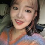 Younha Instagram - 아이돌✨과 작업자와🎹 청소부와🧹 강쥐집사와🐶 껨고인물과💻 농부와👩‍🌾 근육몬의💪🏻 삶을 병행하며 잘 살고 있습니다. 엇! 그 중 유니콘🦄이라는 것도 되었는데 그것은 자라나는 케이팝 꿈나무 친구들의 모습을 가장 가까이서 보고 잔소리 하는 이모새의 역할입니다만; 🪐✨유니버스 티켓에서, 돌아오는 토요일(18일) 만나보실 수 있습니다. 실은 제 코👃가 석자입니다만 아이들이 예쁘고 열심히 하니 잘 봐주세요. 📺 5번이나 6번에서 나오는 에쓰비에쓰입니다!📡